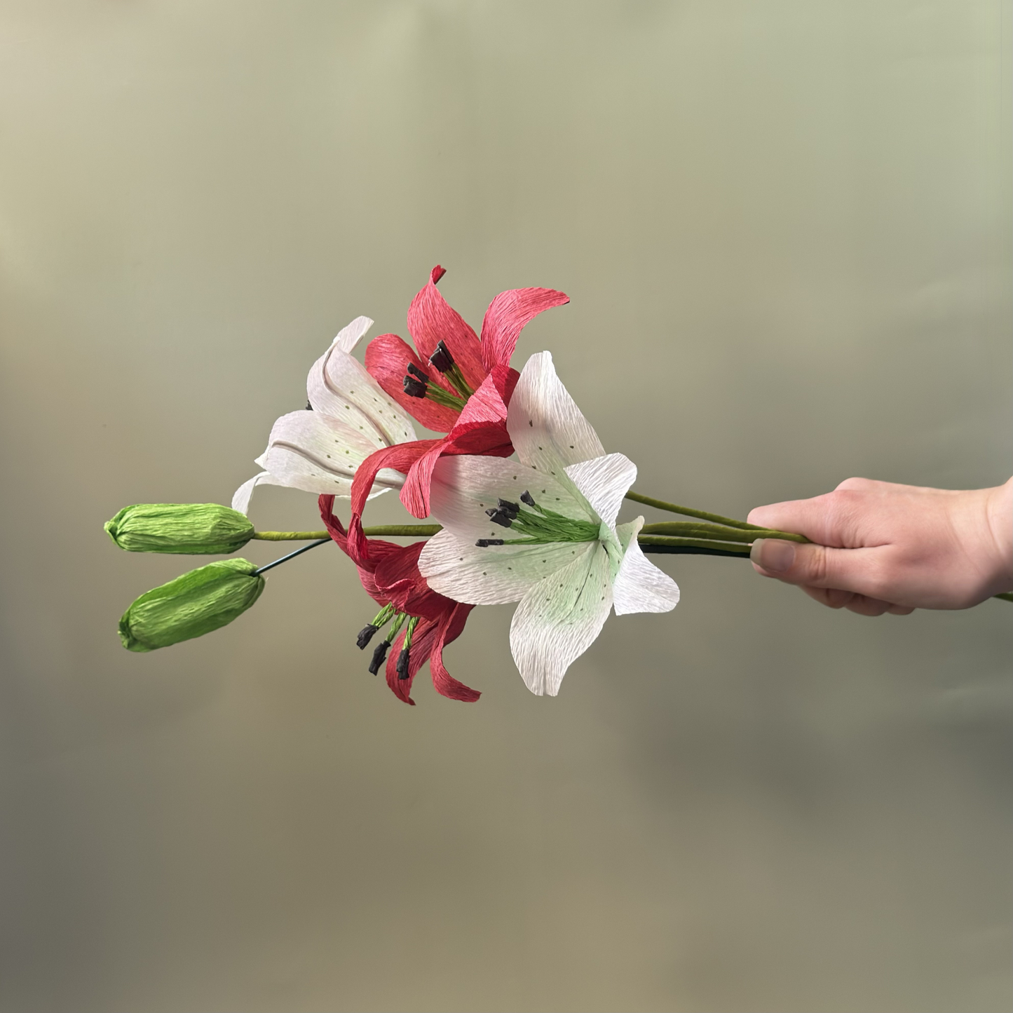 Lilien aus Krepppapier – weiß und bordeaux – DIY Bastelset von Woodwormis World