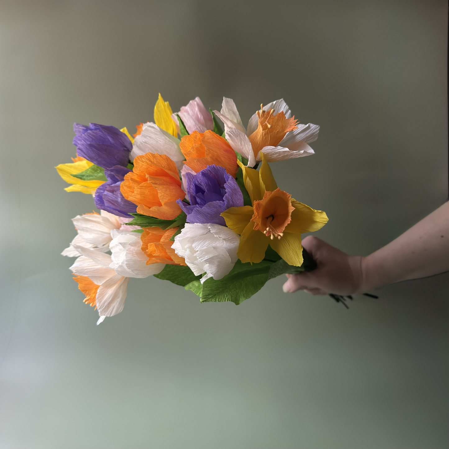 Frühlingsstrauß aus Krepppapier mit Tulpen und Narzissen von Woodwormis World