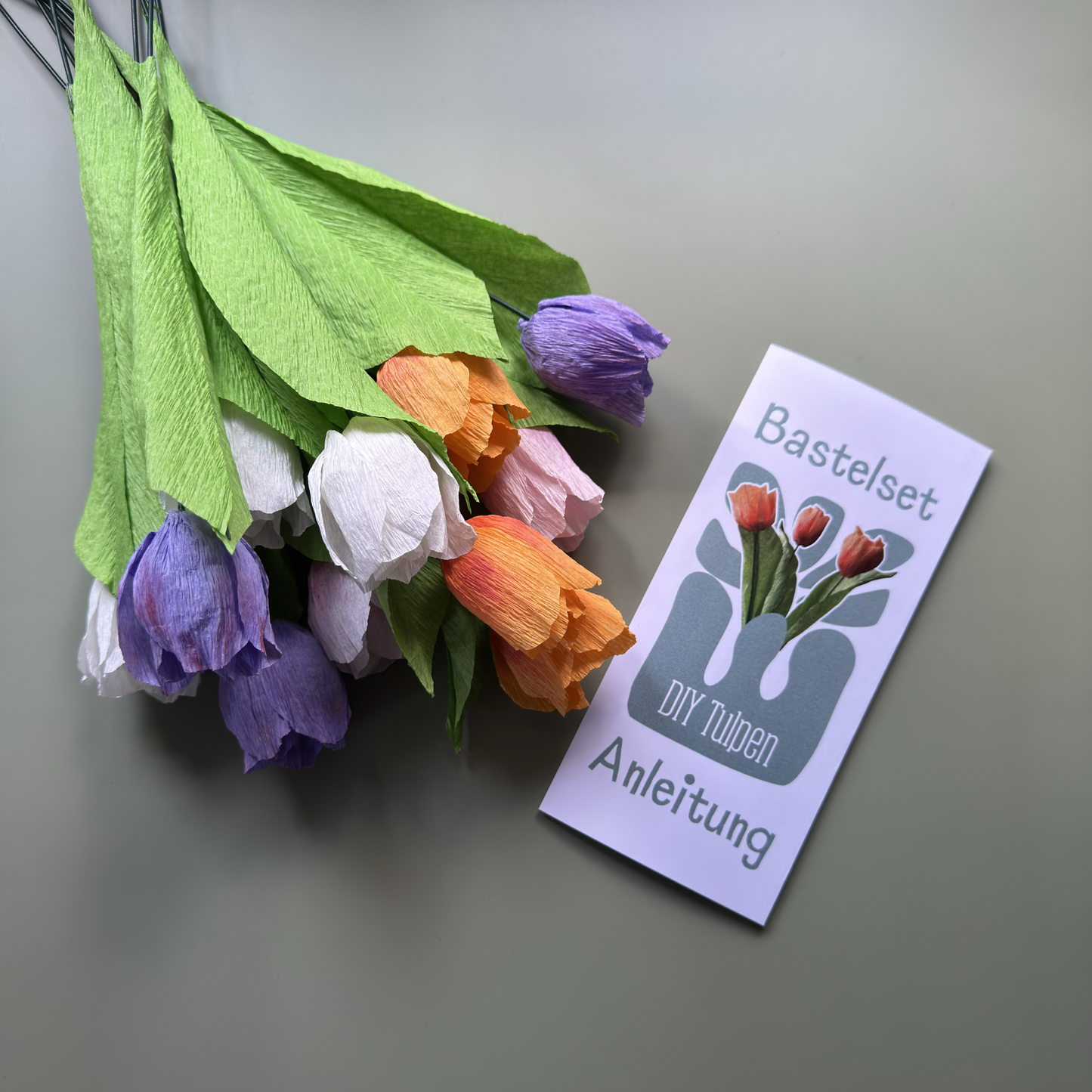 Bunter Tulpenstrauß aus Krepppapier mit Anleitung – alle Farben des DIY Bastelsets Tulpe von Woodwormis World