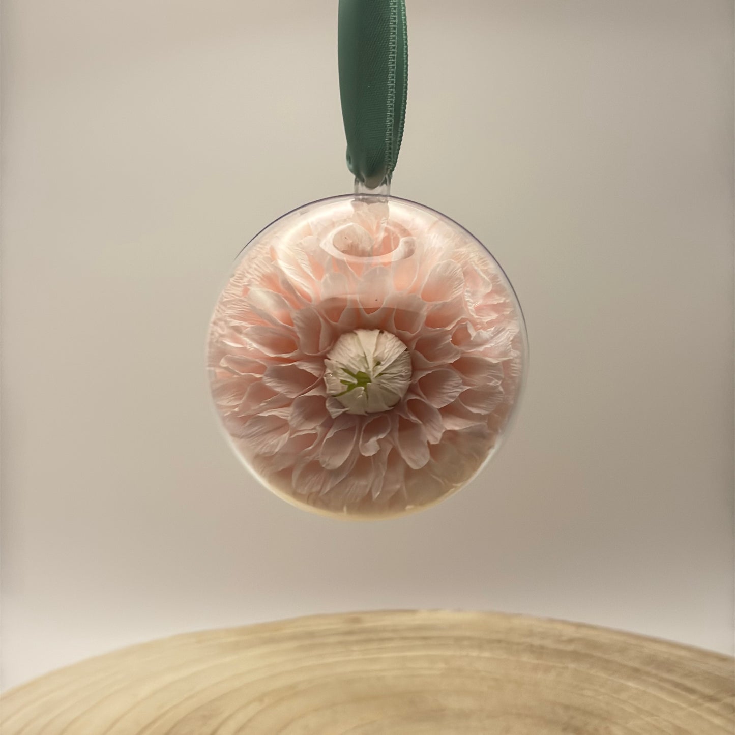 Weihnachtskugel Tender Dahlia für den Weihnachtsbaum