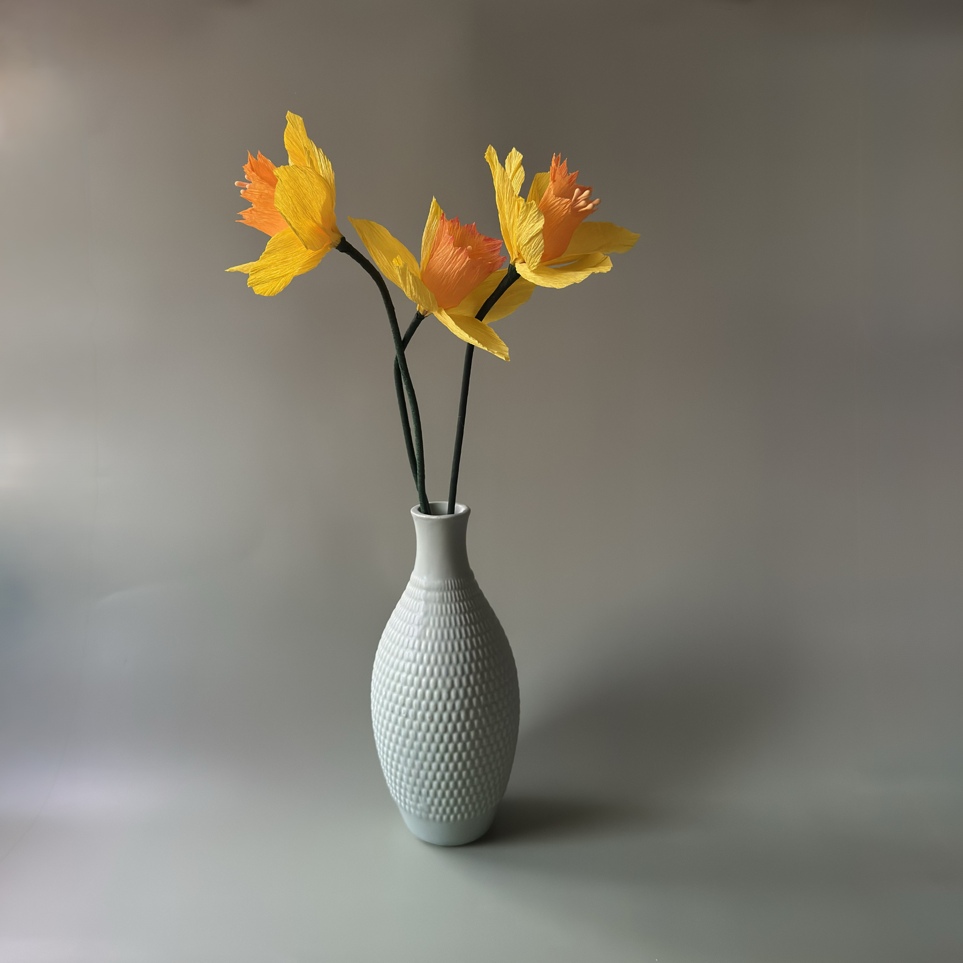 DIY Bastelset Narzisse gelb-orange aus Krepppapier von Woodwormis World in Vase