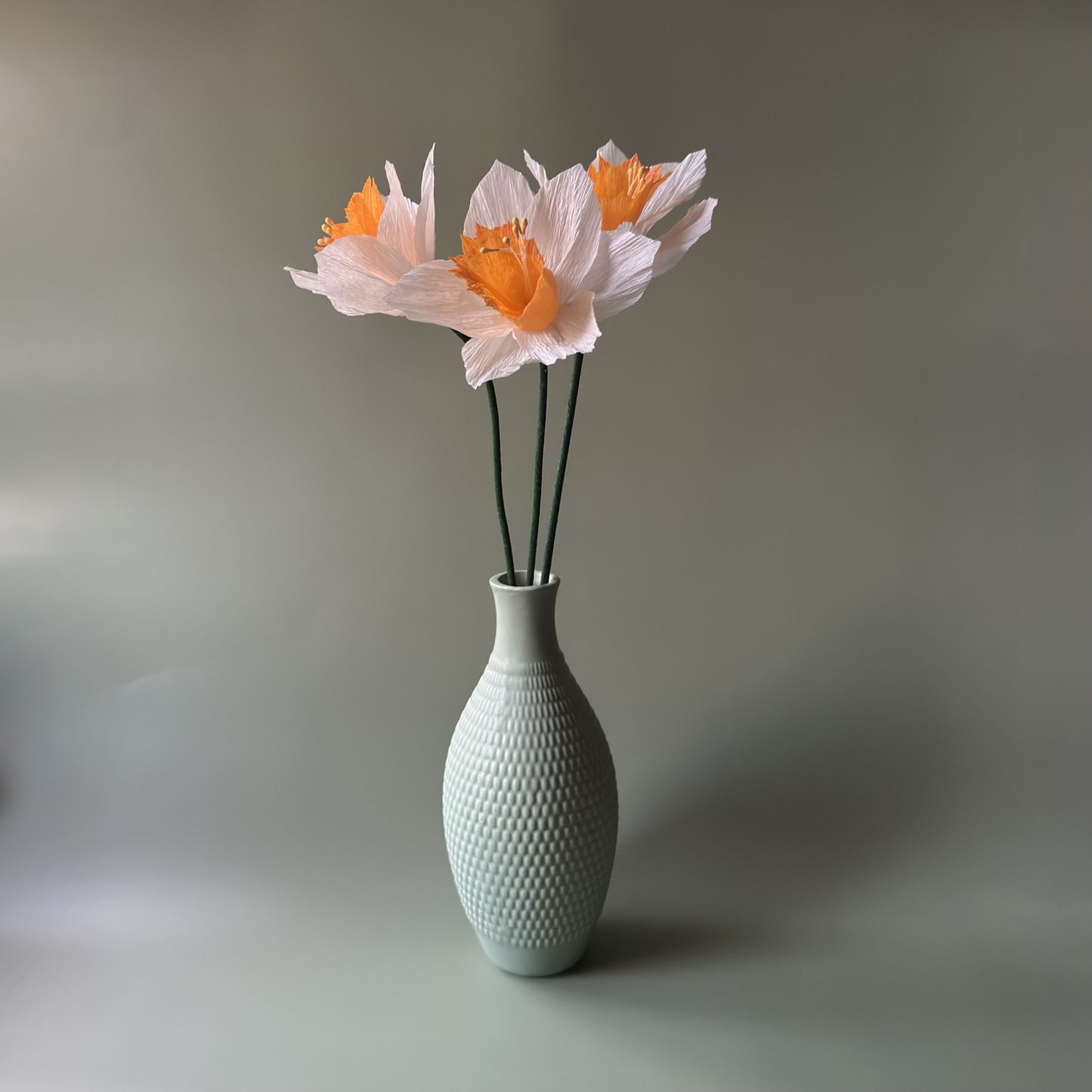 DIY Bastelset Narzisse weiß-orange aus Krepppapier von Woodwormis World in Vase