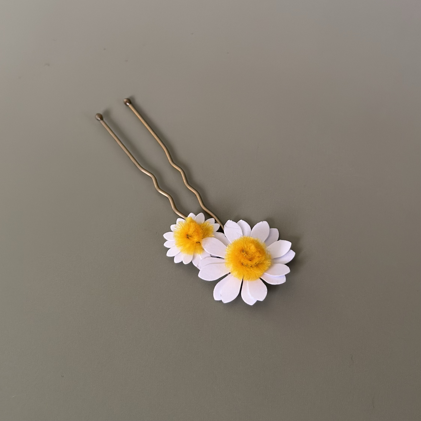 Detailaufnahme handgefertigte Gänseblümchen Haarnadel aus Krepppapier