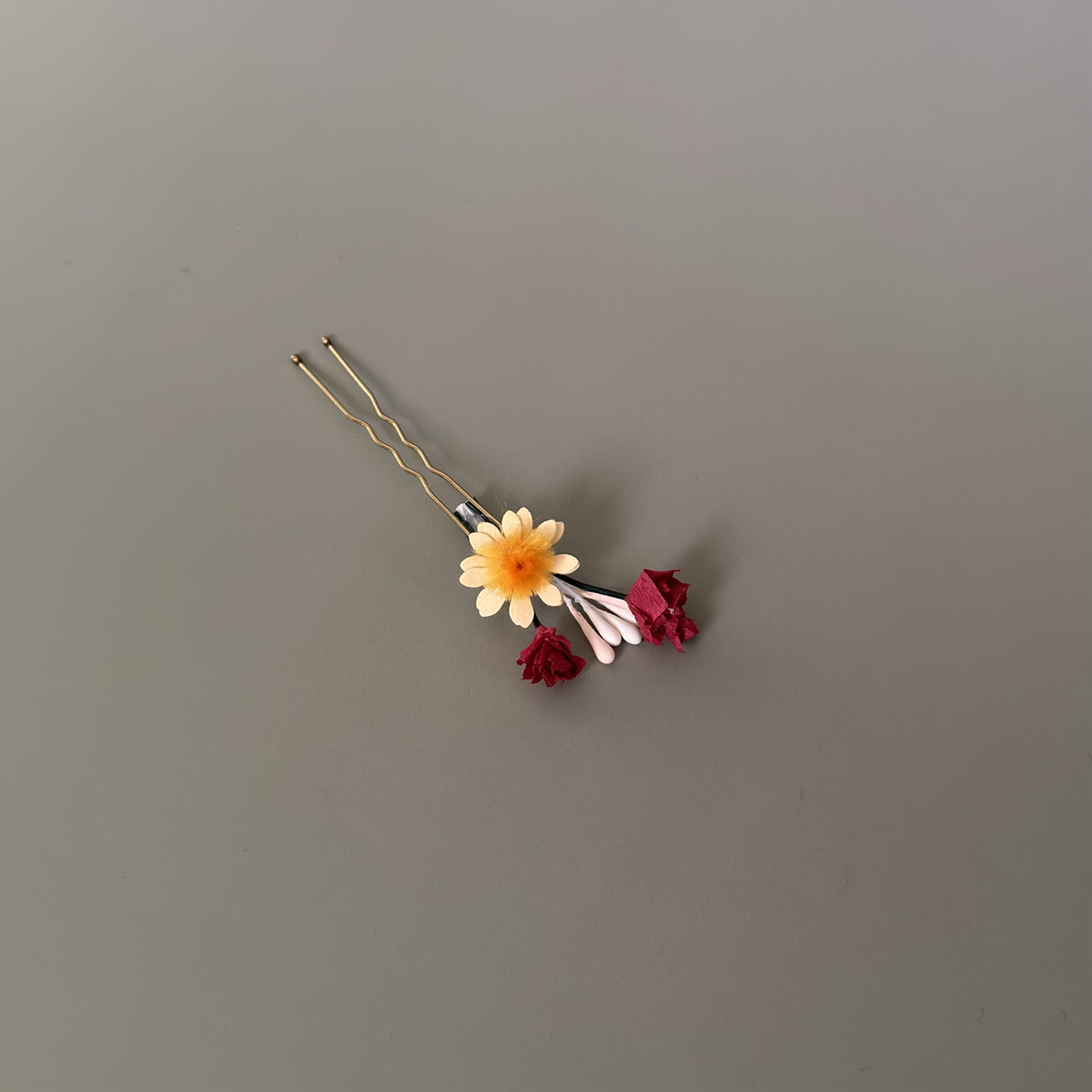 Detailaufnahme handgefertigte Schleierkraut Gänseblümchen Haarnadel aus Krepppapier