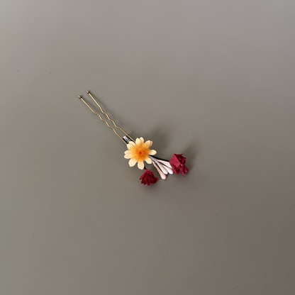 Detailaufnahme handgefertigte Schleierkraut Gänseblümchen Haarnadel aus Krepppapier