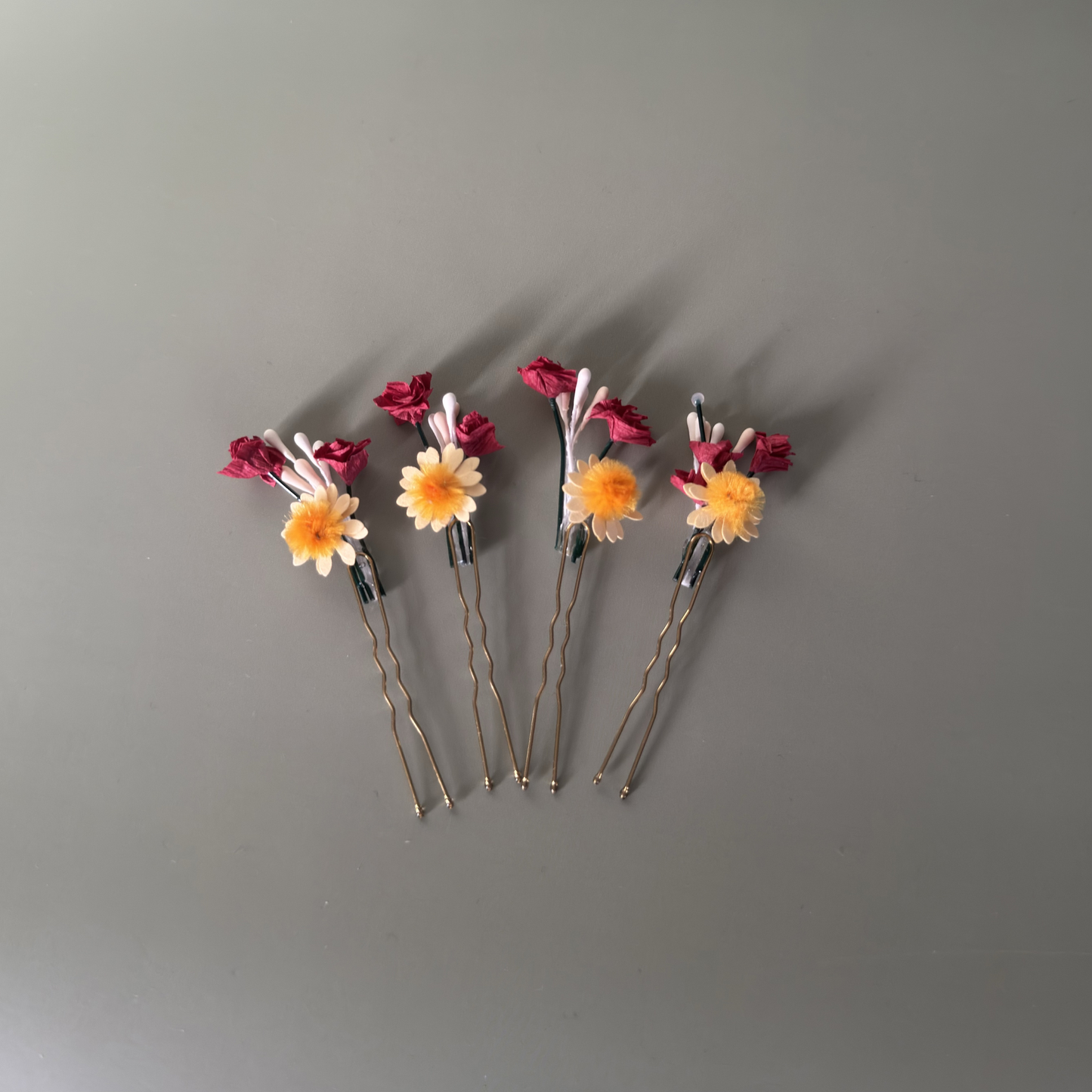 4er Set Haarnadeln mit rotem Schleierkraut und Gänseblümchen von Woodwormis World