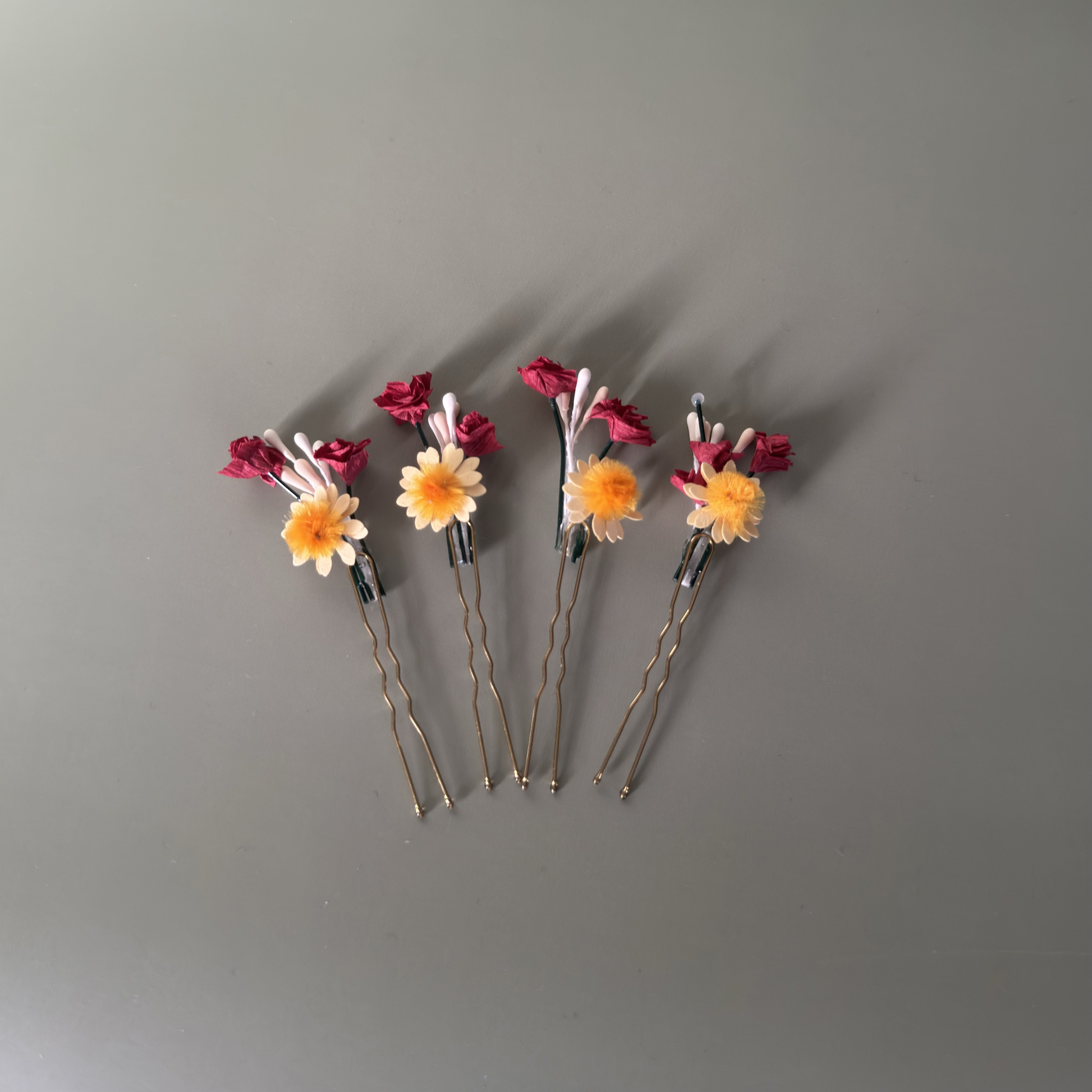 4er Set Haarnadeln mit rotem Schleierkraut und Gänseblümchen von Woodwormis World