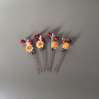 4er Set Haarnadeln mit rotem Schleierkraut und Gänseblümchen von Woodwormis World
