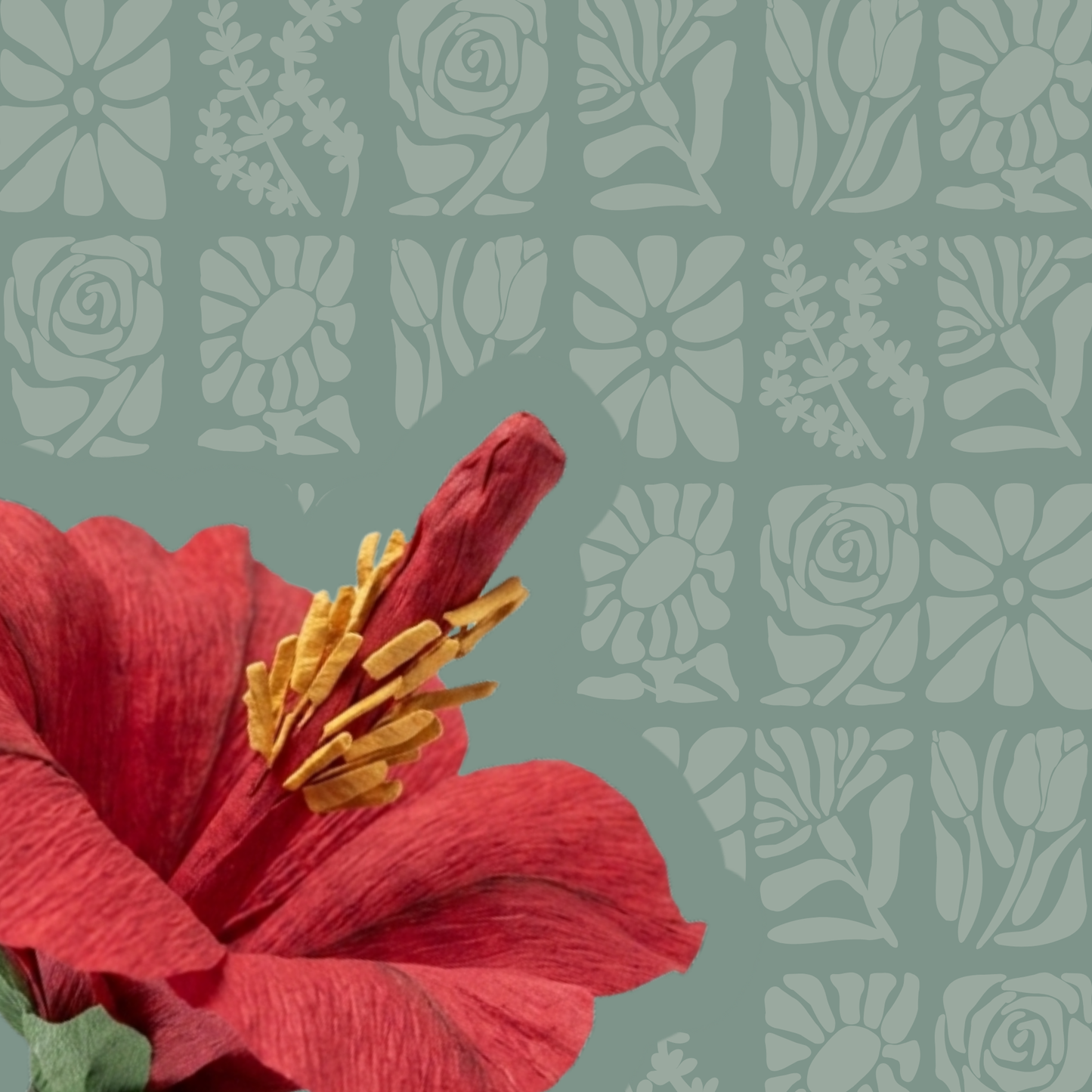 Detailansicht einer handgefertigten roten Hibiskusblüte aus Krepppapier mit gelben Staubgefäßen